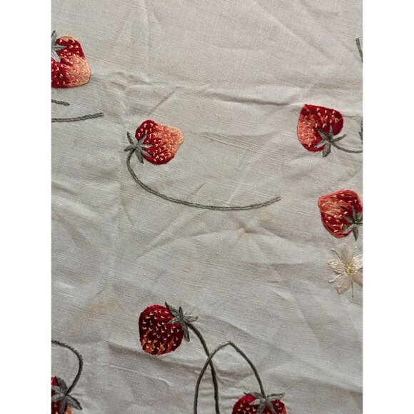 Vintage Round Embroidered Strawberry Tablecloth With Scalloped Edges 15" Diamete - Picture 5 of 6